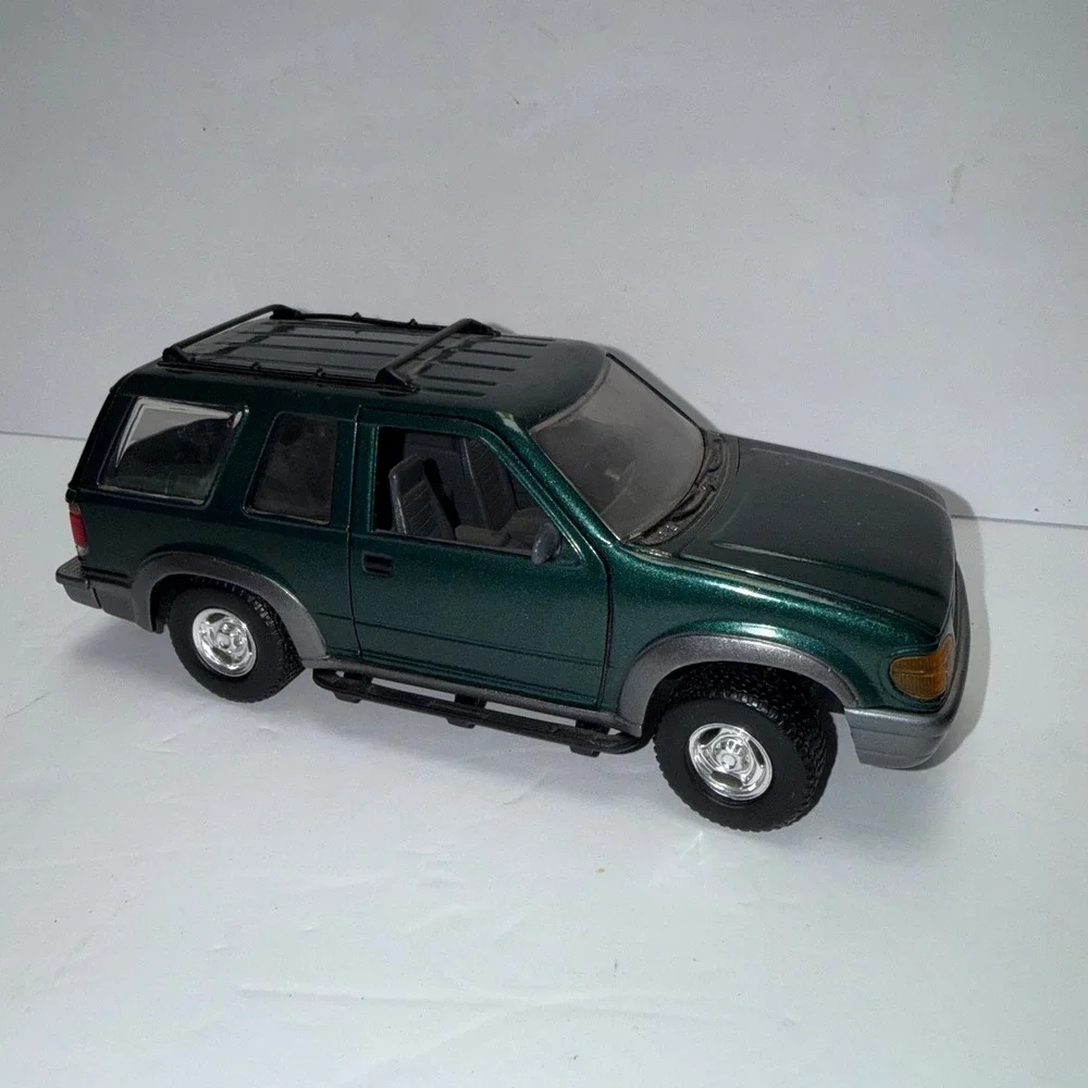 Redbox Ford Explorer Sport 90's  Diecast Model Car 1:24 Scale SUV Opening Doors